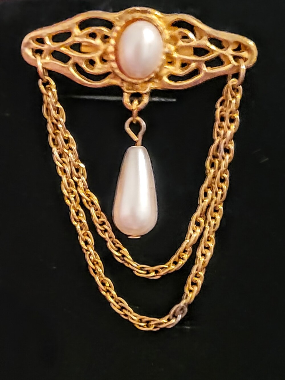 Gold-Tone Pearl Drop Chain Brooch FEMININE TOUCH GLAM PINUP